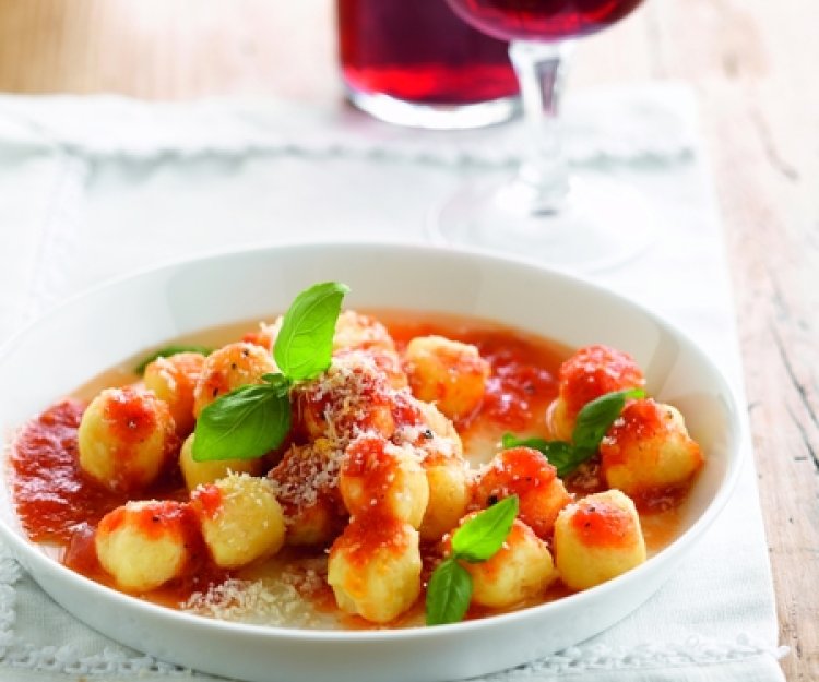 Gnocchi van aardappel, verse tomatensaus, basilicum en parmezaan