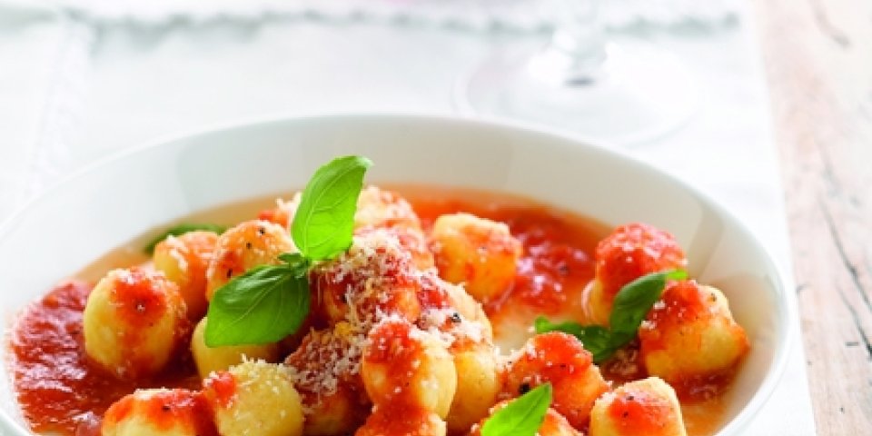 Gnocchi van aardappel, verse tomatensaus, basilicum en parmezaan