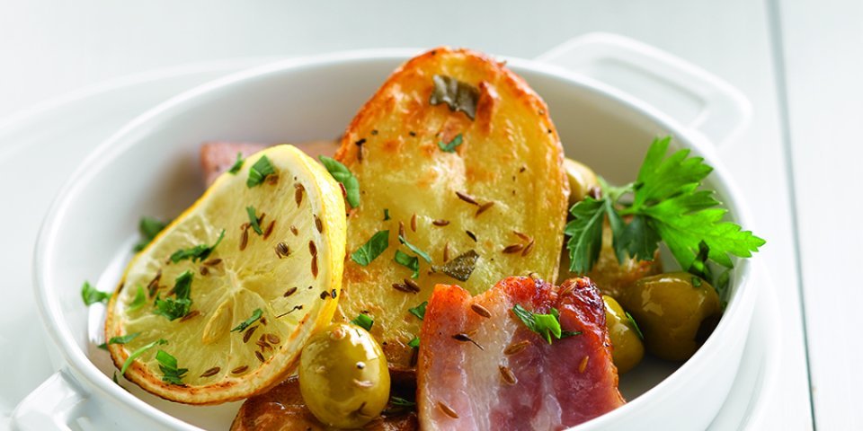 Ovenschotel met aardappel, aardpeer, olijven en salie