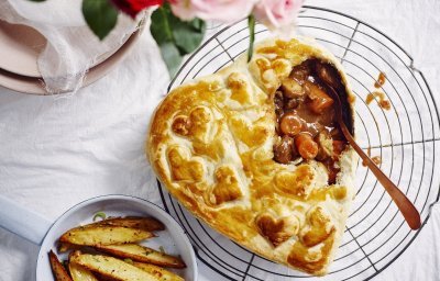 Een heerlijk stoofpotje verstopt onder een krokant koekje van bladerdeeg. Speciaal voor valentijn kozen we voor een ovenschaal in hartjesvorm, kwestie om de liefde zeker te voeden. 