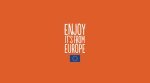 Het logo van Enjoy it's from Europe in witte letters geschreven op een oranje achtergrond, met de Europese vlag eronder. 