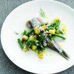 Aardappelsalade met groene bonen, dille en maatjes