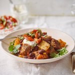 Stoofvlees gemaakt met de smaken van een chili con carne, heerlijk! Er is een portie uitgeschept in een diep bord en staat op een gedekte tafel. In de achtergrond staat de tomatensalsa en zure room om het gerechtje helemaal af te werken.