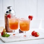 Red fizz boordevol fruit van bij ons. Een heerlijke zomerse en frisse cocktail van aardbei en Cointreau.