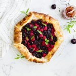 Galette met frambozen, kersen en kruisbessengelei