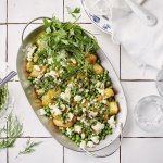 De gebakken patattjes staan op het midden van de tafel, er staan twee glazen water langs en een schaaltje met de salsa verde. 