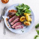 Gegrilde steak met romescosaus en gepofte krieltjes 