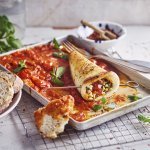 In de ovenschotel ligt onze pijlinktvis te schitteren, hij is gevuld met stukjes courgette, fetakaas en kruiden. We serveren hem met een pittige tomatensaus die ook in de ovenschotel ligt. Vakantiemodus ON met dit gerechtje. 