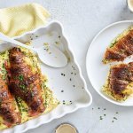 Er staat een witte ovenschotel op tafel gevuld met croissants. Ze zijn doormidden gesneden, bestrijkt met mosterd en belegd met ham en kaas. Daarna is een beslag toegevoegd en werden ze 10 minuten in de oven geplaatst. Om vingers en duimen van af te likken, al zeg ik het zelf.