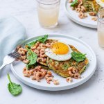 Hartige spinazie-courgettepannenkoekjes met een spiegelei en garnalen. Aangevuld met 2 glazen limonade.