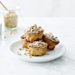 Op het aanrecht staat een bordje met hierop 4 muffins. Ze zijn gemaakt van yoghurt met havermout en stukjes appel. Een perfect gezond tussendoortje.