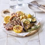 Het gerechtje is gepresenteerd op een plankje, share food op zijn best. Rondom het gerecht staan bordjes klaar met bestek. Een maaltijd die je naar Griekse sferen brengt boordevol Belgische kwaliteitsproducten. Yummy. 