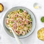 Macaroni met ham, roomkaas en witloof geserveerd in een diep bord. 