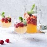 Een heerlijke verkoelende mocktail klaargemaakt in een grote karaf. Er werden al twee glaasje uitgeschonken met verse framboosjes en basilicum afgewerkt. Een plaatje om naar te kijken en er meteen van te drinken. 