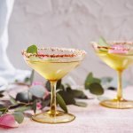 Twee glaasjes staan klaar om te klinken. De mocktail is geschonken on the rocks en het glaasje is afgewerkt met een kruidig suikerrandje. Ideaal om wat pit in de relatie te brengen.