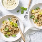 Twee porties pastas komen eraan! Wel met een gezonde bechamelsaus deze keer, eentje op basis van bloemkool. We doen er nog een extra portie prei bovenop en werken af met basilicumblaadjes voor de smaak en mooie groene kleur. 