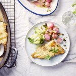 Een rond bord is gevuld met het gerechtje. De grote ovenschaal staat op tafel met al een portie uitgeschept. De radijsjes zitten in een ander ovenschaaltje en staan eveneens op tafel. De radijsjes en courgette zorgen voor een mooie kleur in het gerechtje bij de vis.