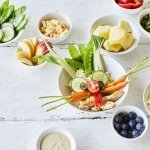 Een grappige én gezonde poké bowl op kindermaat. Wij maakten eentje in de vorm van een konijn. Oren van paksoi, ogen van komkommerschijfjes, neusje van tomaat, snorharen van worteltjes, tanden met paprika en mondje van kipfilet. Er staan ook nog enkele kleine potje langs gevuld met schijfjes appel, stukjes kaas, blauwe bessen... Laat ze maar kiezen en eten.