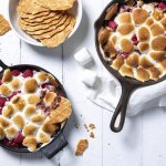 S'mores dip maak je met marshmallows die lichtjes in de oven gaan om te smelten en te kleuren. Wij voegden ook nog framboosjes en rode besje toe in onze gietijzeren zwarte pan. Een heerlijk dessert om te dippen met Jules Destrooper koekjes. 