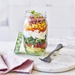 Wat is er nu duurzamer dan je lunch mee te nemen in een glazen bokaal? En dat niet alleen, het is nog eens super mooi. De salade ligt in laagje in je pot, perfect en gezond. 