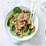 Zomerse salade met gegrilde courgette en aubergine. We serveren ze met lamskoteletjes die ook werden gegrild op de BBQ. 