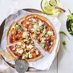 Een snelle pizza op tafelen toveren doe je met deze tortizza. De pizzabodem maakten we van een tortilla waar we lekkers aan toevoegde. Denk maar aan tomaatjes, salami en geitenkaas. We voegden ook nog een handje rucola toe voor de kleur. De pizza ligt al aangesneden op een groot bord. 