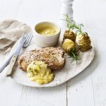 Spieringkotelet met picklessaus en aardappeltorentjes