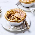 De stoofpot van konijn is gemaakt per portie in een kleine keramieke pot. Hierover is een bladerdeeg gelegd die nu heerlijk krokant is geworden, na het bakken in de oven. Tijd voor een echte herfstgerecht.