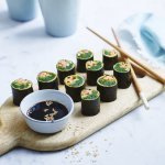 Sushi met garnalen en omelet
