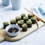 Sushi met garnalen en omelet