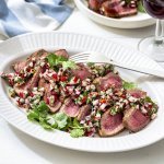Op een grote serveerschaal ligt de tataki van rundsvlees, we serveren hem met een salsa van radijsjes. Die geven niet alleen wat extra kleur, maar ook wat extra pit aan het gerecht. 
