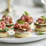 Feestelijke hapjes die de show stelen! Deze torentjes van kruimeldeeg, carpaccio en Belgische ricotta is een schot in de roos voor tijdens de feestdagen. Onderaan ligt een koekje van kruimeldeeg, hierop de ricotta met basilicum, rundvlees, gegrilde courgette en opnieuw rundvlees. Afwerken deden we met pijnboompitten en een extra blaadje basilicum.