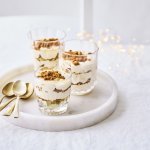 Trifle gepresenteerd in kleine drinkglazen, instant feestlook! Deze trifle is er eentje met Belgische speculaas, Belgische peer en Belgische schuimwijn. Amai, een dessertje boordevol topproducten van eigen bodem.