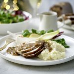 Een feestelijke hoofdmaaltijd die je terugbrengt naar grootmoeders keuken. Varkensrollade met een biersausje, smeuïge puree en met een salade van witloof en appel. Smakelijke feesten! 