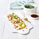 Deze tataki is geserveerd op een wit dienplateautje, de kleuren zijn prachtig. Dit is zo eenvoudig klaar te maken met mega sterallures. 