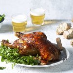 Een volledige kip op de BBQ op een blikje bier klaargemaakt, dit noemen we canned chicken. Deze kip kreeg een kruidige jas aan door de BBQ-saus. Ze ligt op een kruidige salade klaar om te knippen in stukken en op te peuzelen. 