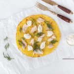 Aardappelpizza met forel, dille en crème-fraîche 