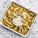 Aardappelwedges met frisse dip 