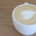 Cappuccino met een hartje van melkschuim