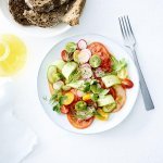 Carpaccio van Belgische tomaten met minikomkommer en radijs