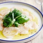 Carpaccio van coquilles met kruidenolie en kruidenslaatje