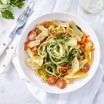 Courgetti met zeekat, wortel en kerstomaatjes