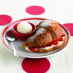 Croissant met verse aardbeien en vanille-ijs