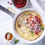 Dutch baby met appel, peer en rood fruit