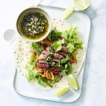 Fajitas met rundvlees en chimichurri saus