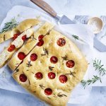 Focaccia met kerstomaten en rozemarijn