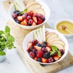 Fruitsalade met gesuikerde veenbessen en fruit van bij ons