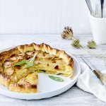 Galette van aardappel, ui, pompoen en salie