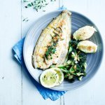 Gebakken tongschar met broccoli en amandel-knoflook schilfers