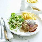 Steak au poivre flambé, salade mixte et frites